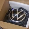 Volkswagen Polo VI (с 2020г.в. по 2022г.в.) моторизированная вместо заводской эмблемы CarMedia CM-VWG-POLO-EMB CVBS-sensor Night Vision (ночная съёмка) с линиями разметки (Линза-Стекло) Цветная штатная камера заднего вида